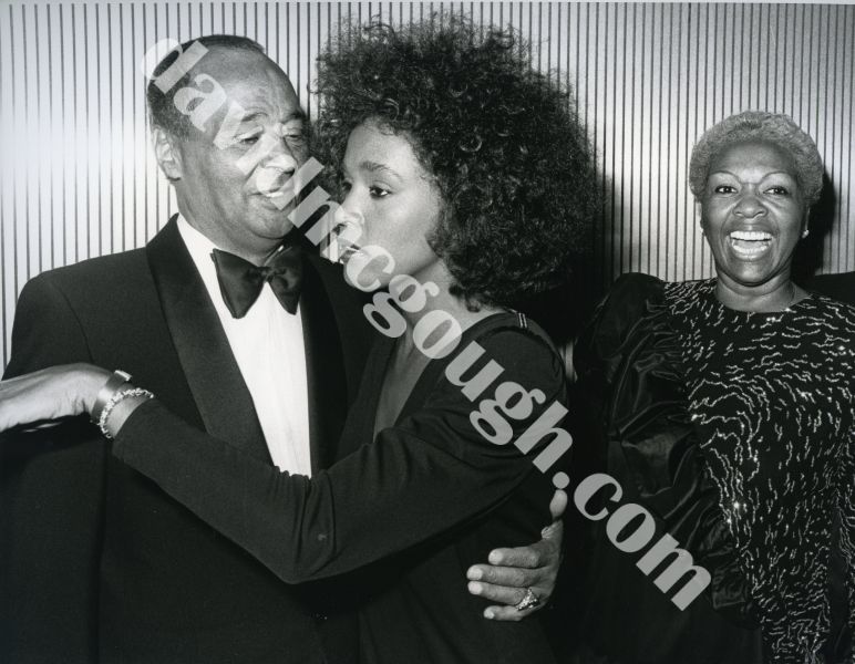 Whitney Houston with her parents , 1987 NY 2.jpg